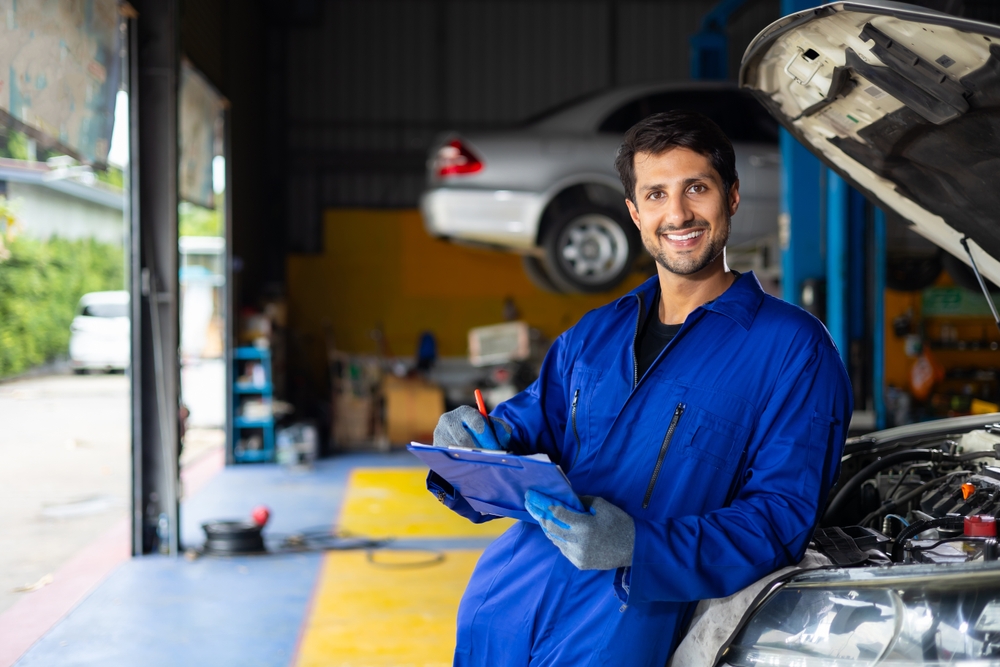 retrato hombre adulto experto en mecanica automotriz sonriendo